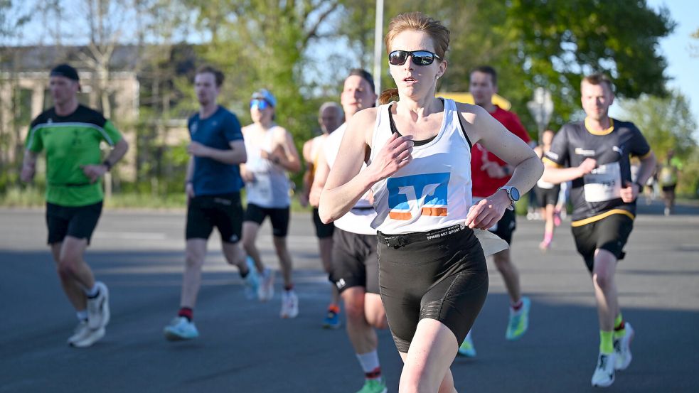 Die Auricherin Verena Coordes, vierfache Ossiloopgewinnerin, kämpfte sich ins Ziel und gewann auch die zweite Etappe von Dunum nach Plaggenburg. Der Preis war hoch. Foto: Jens Doden (Blomberg)