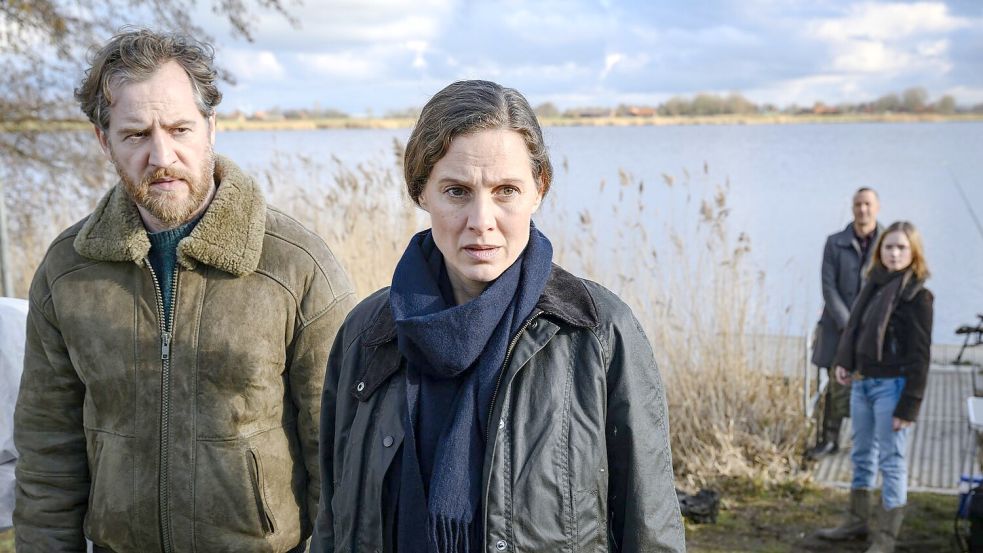 Frank Weller (Tom Radisch) und Ann Kathrin Klaasen (Picco von Groote) ermitteln am Tatort. Foto: Michael Ihle