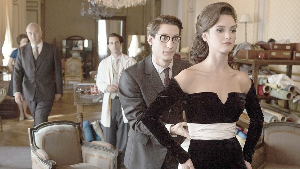 In „Yves Saint Laurent“ widmet sich Regisseur Jalil Lespert der frühen Karriere des berühmten Modeschöpfers und seiner engen Beziehung zu Pierre Bergé. (Archivbild) Foto: picture alliance / dpa