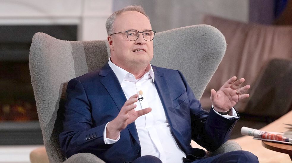 Oliver Welke hat für einen Witz über die Fans von Howard Carpendale Kritik bekommen, auch vom Schlagersänger selbst. (Archivbild) Foto: Sven Hoppe