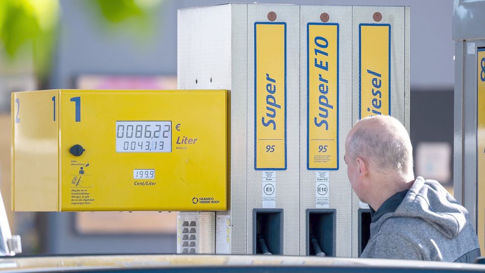 Knapp 17 Cent sank die Steuer auf Benzin und Diesel zum Maianfang. Komplett ist dies bisher nicht bei den Autofahrern angekommen. Foto: Pia Bayer/dpa