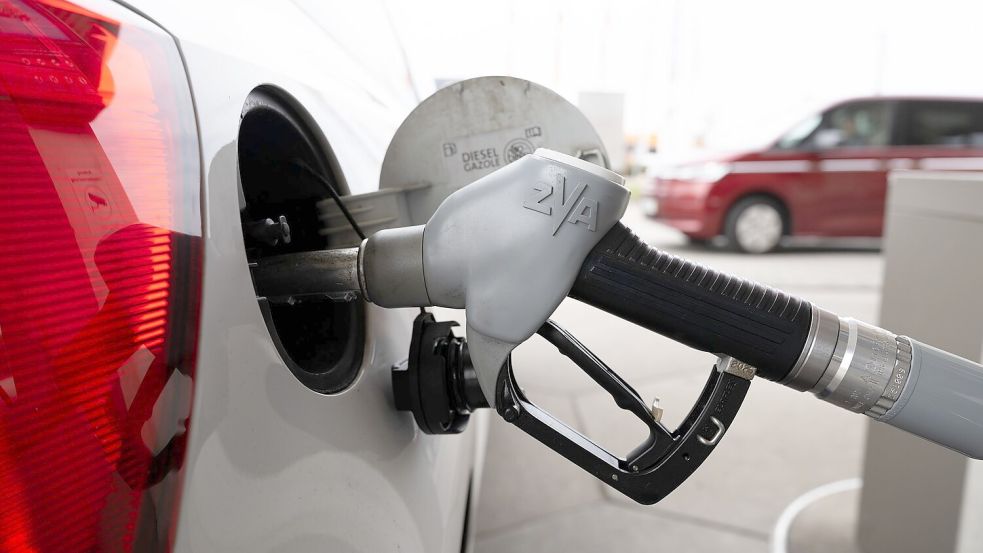 Um knapp 17 Cent sank die Steuer auf Benzin und Diesel - komplett ist dies bisher nicht an den Zapfsäulen angekommen. (Archivbild) Foto: Sebastian Kahnert