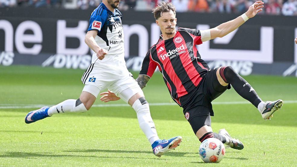 Der Hamburger Fábio Vieira (l) und der Frankfurter Robin Koch kämpfen um den Ball. Foto: Florian Wiegand