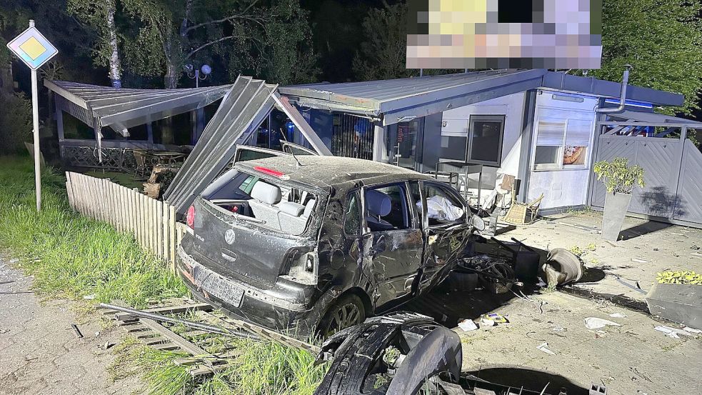 Ein Wagen hat sich in Remels überschlagen und ist anschließend gegen eine Pizzeria gefahren. Foto: Feuerwehr