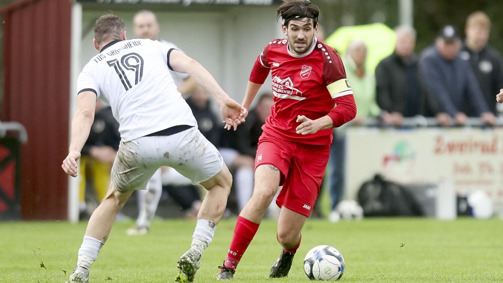 Der TuS Großheide (links Marco Hedemann) empfing die FT Groß-Midlum (rechts Focko Hinderks) zum Spitzenspiel. Foto: Jens Doden/Emden