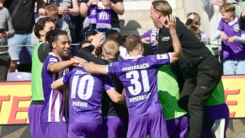 Oben auf der Jubeltraube: Trainer Timo Schultz nach dem 2:1-Sieg des VfL Osnabrück gegen den SC Verl. Foto: Helmut Kemme