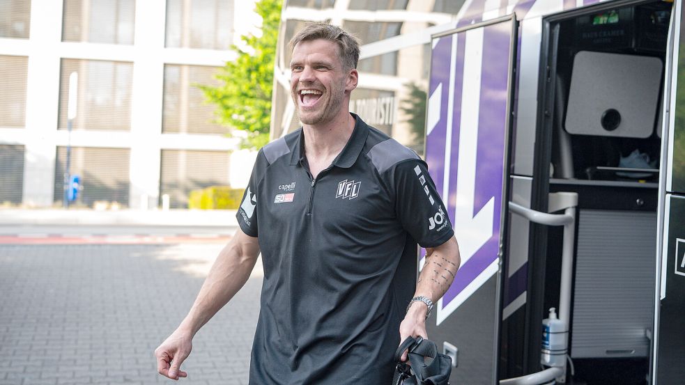 Als Aufsteiger aus dem Bus: Torhüter Lukas Jonsson freut sich nach der Ankunft in Wiesbaden. Der VfL Osnabrück ist in der 2. Bundesliga. Foto: Malik Scherz/VfL