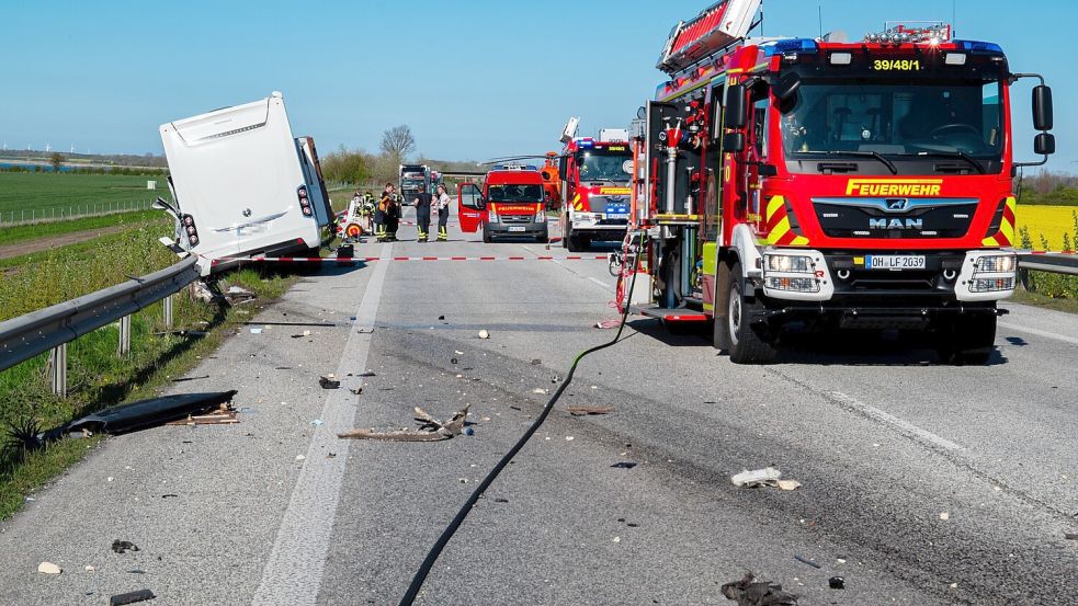 Am Maifeiertag hat sich auf der Bundesstraße 207 zwischen Heiligenhafen und Großenbrode ein schwerer Verkehrsunfall ereignet. Foto: Arne Jappe