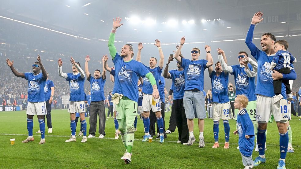 Die Mannschaft von Schalke 04 feierte den Aufstieg auf dem Platz. Foto: Bernd Thissen/dpa