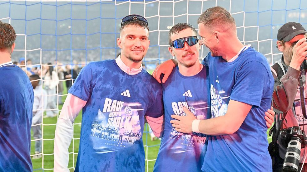Felipe Sánchez (l, ), Ron Schallenberg (M) und Stürmer-Star Edin Dzeko jubeln über den Aufstieg. Foto: Bernd Thissen
