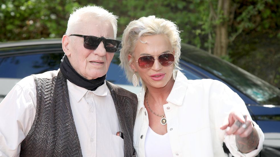 Heinz Hoenig mit Ehefrau Annika Kärsten-Hoenig beim Bild-Renntag 2026 auf der Trabrennbahn Gelsenkirchen. Foto: IMAGO/Matthias Wehnert/M. Gränzdörfer