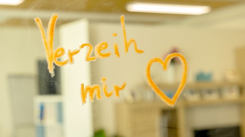 Häusliche Gewalt bleibt oft im Verborgenen: Die Ausstellung „Rosenstraße 76“ in Osnabrück an der BBS Pottgraben sensibilisiert für unsichtbare Formen wie soziale und finanzielle Gewalt. Foto: Leon Randel