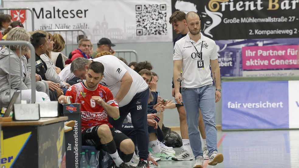 OHV-Trainer Sven Suton musste bei der Aufstellung gewaltig puzzeln. Mit einem Minikader waren die Auricher chancenlos. Foto: Wilfried Gronewold