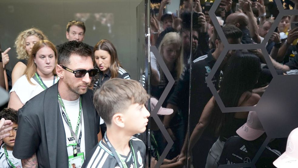 Fußball-Weltmeister Lionel Messi (l) lässt sich den Grand Prix von Miami nicht entgehen. Foto: Rebecca Blackwell