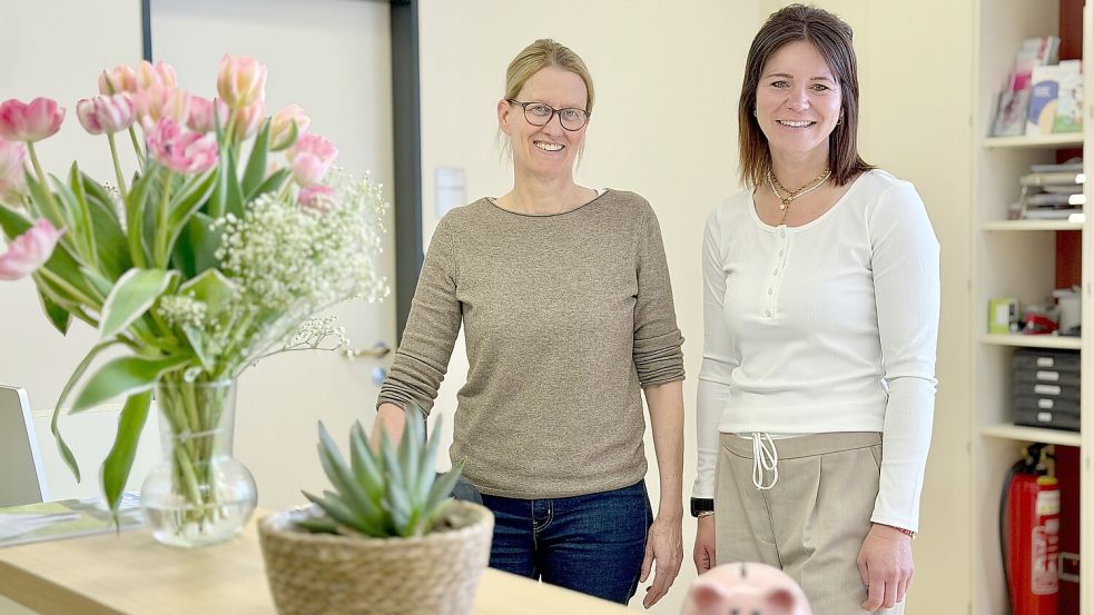 Sie freuen sich über das neue Kinder-MVZ im ehemaligen Krankenhaus am Natruper Holz: Kinderärztin Dr. Ulrike Knälmann (links) und Carolin Haunert (Prokuristin der Kinderhospital MVZ GmbH). Foto: Anke Laumann