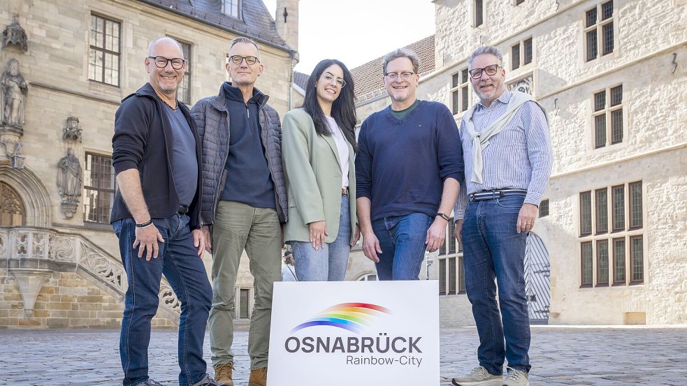 Die Mitglieder des Queer-Beirates begrüßen den Beitritt der Stadt Osnabrück zum internationalen Rainbow Cities Network: (von links) Michael Hirsch, Sven Christian Finke-Ennen, Heba Najdi, Martin Pohlmann und Jörn Litsche-Niekamp. Foto: Stadt Osnabrück / Swaantje Hehmann