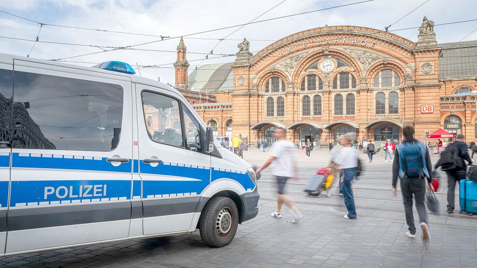 Ein 34-jähriger Reisender hat mit einer Beil-Attrappe am Bremer Hauptbahnhof einen Polizeieinsatz ausgelöst. Foto: Sina Schuldt / dpa