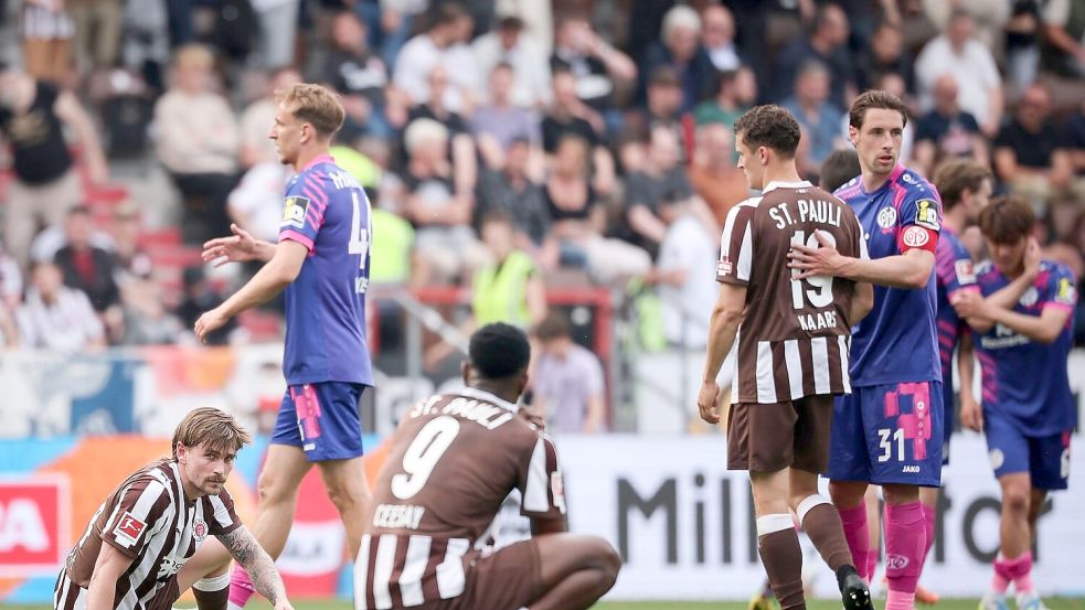 Am Boden: Der FC St. Pauli nach dem 1:2 gegen Mainz 05. Foto: Christian Charisius