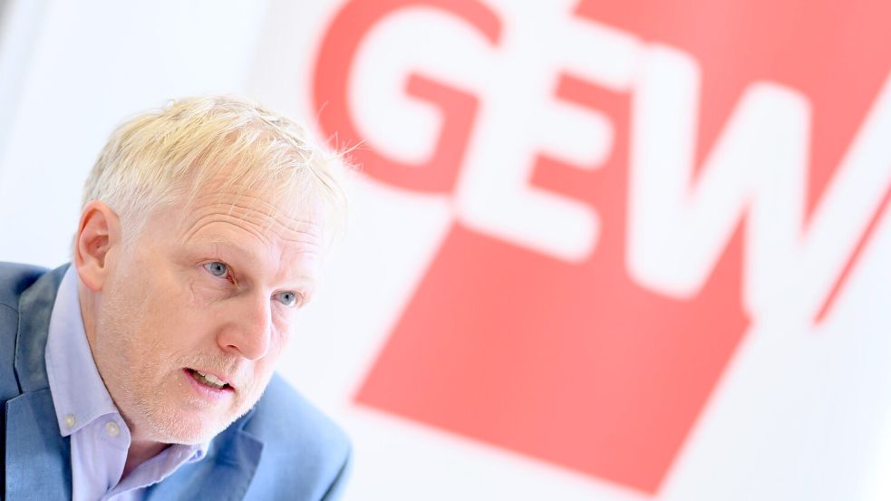 GEW-Landesvorsitzender Stefan Störmer kennt sich in Ostfriesland aus, war hier früher als Lehrer tätig.Foto: DPA