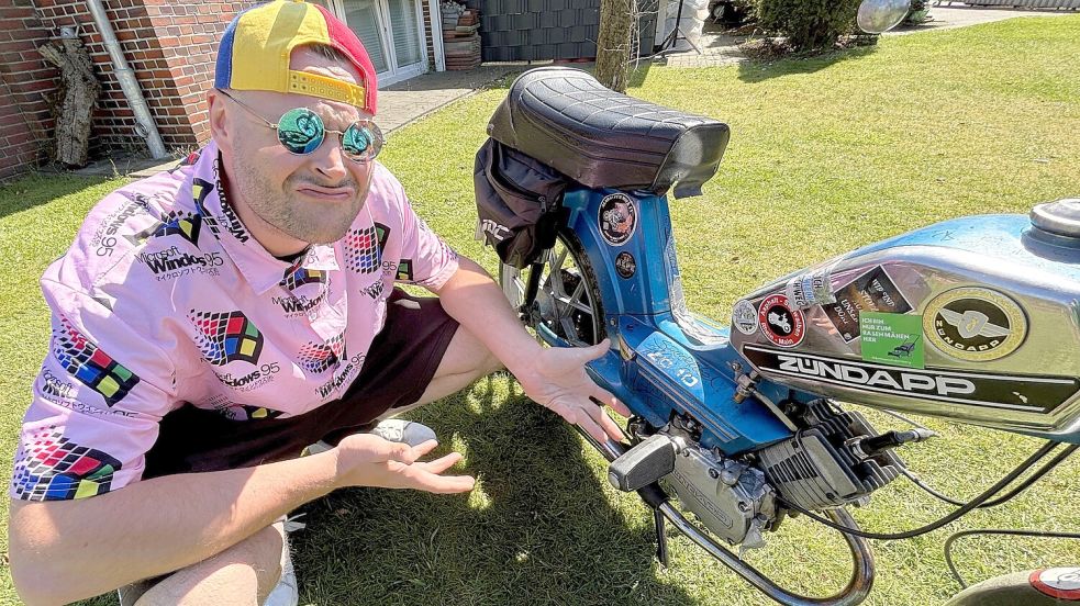 Das Zündapp-Mofa hat auf dem Weg nach Mallorca sichtlich gelitten. Doch für Frank Webers Weg zum Ballermann-Sänger war es Gold wert. Foto: Nicole Böning