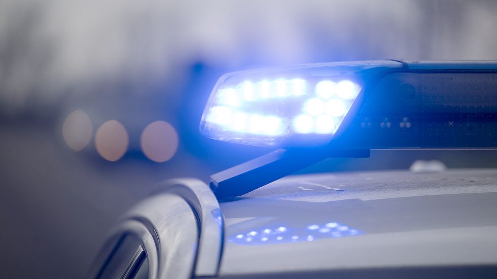 Die Polizei war wegen eines 16-Jährigen, der ohne Führerschein Auto fuhr, in Moormerland im Einsatz. Symbolfoto: Marijan Murat/dpa
