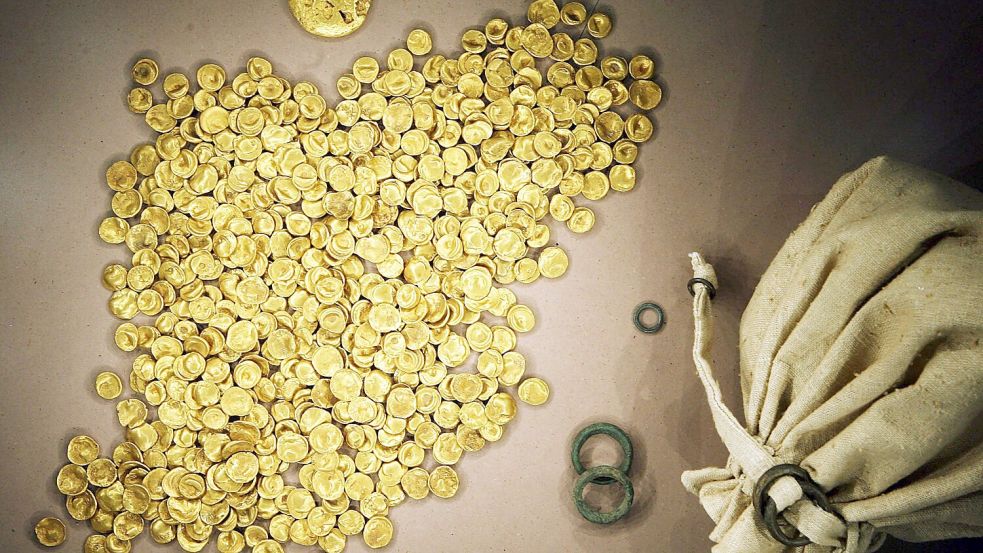 Der Goldschatz war im November 2022 aus dem Kelten Römer Museum im oberbayerischen Manching gestohlen worden. (Archivbild) Foto: Frank Mächler/dpa