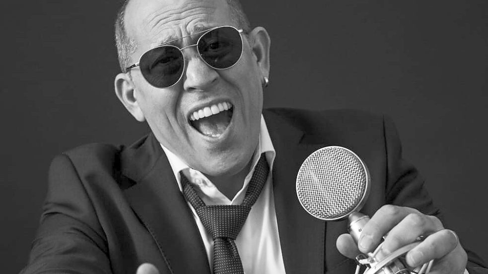 Sorgt neben DJ-Rhythmen für Livemusik beim Nachtgeflüster: Sänger Roberto Pennisi aus Hamburg. Foto: privat