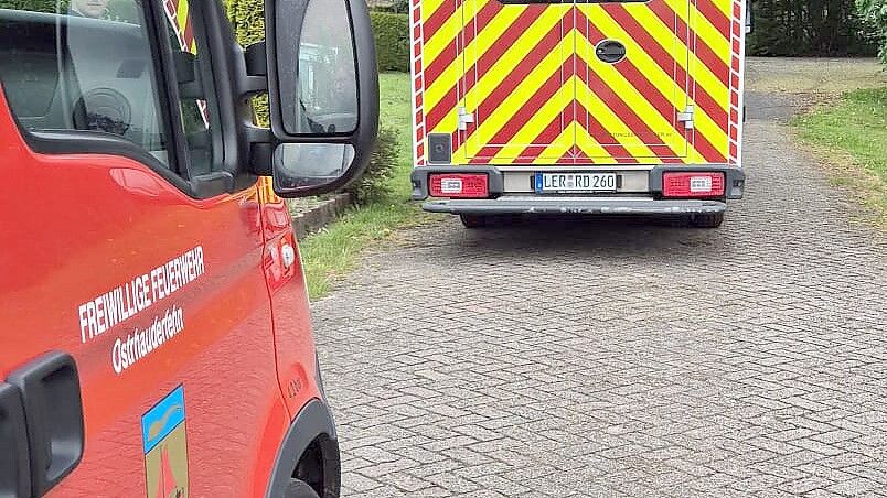 Die Feuerwehr Ostrhauderfehn und der Rettungsdienst rückten am Montag zu einer angeblichen Türöffnung in die Kurze Straße aus. Foto: Sascha Block/Feuerwehr Ostrhauderfehn
