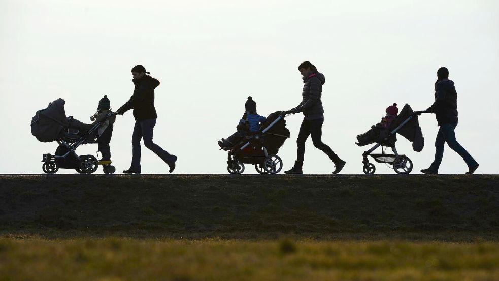 Mütter mit kleinen Kindern sind deutlich seltener berufstätig als Männer. (Symbolbild) Foto: Felix Kästle/dpa