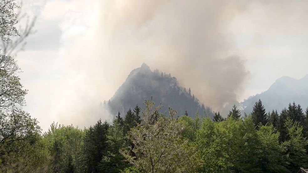 Dichter Rauch ist über dem Berg in den bayerischen Alpen zu sehen. Foto: Gabriel Neumayr/dpa