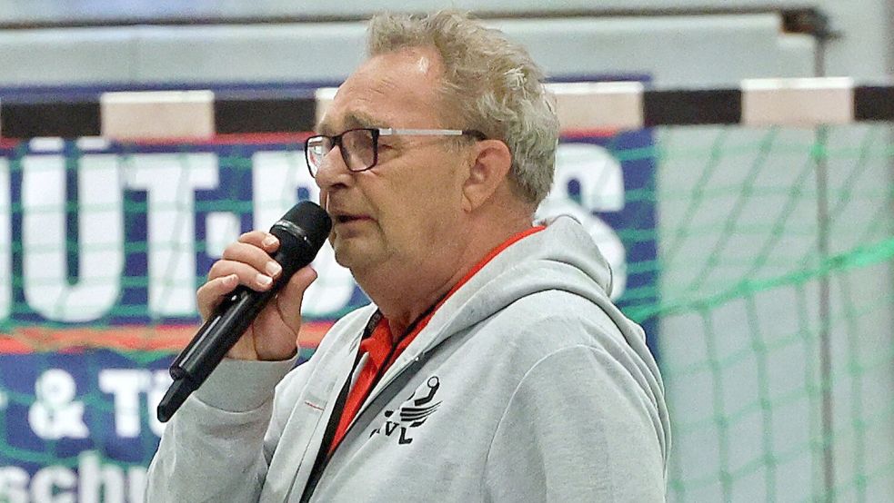 Ende April 2025 verabschiedete sich Teammanager Ewald Meyer beim Heimspiel gegen Gummersbach II von Zuschauern, Spielern und Verantwortlichen des OHV Aurich. Foto: Wilfried Gronewold