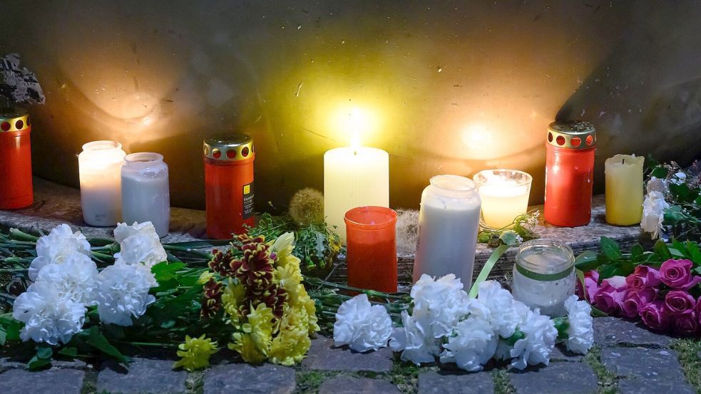 Am Tatort haben Menschen mit Blumen und Kerzen ihr Mitgefühl ausgedrückt. Foto: Hendrik Schmidt