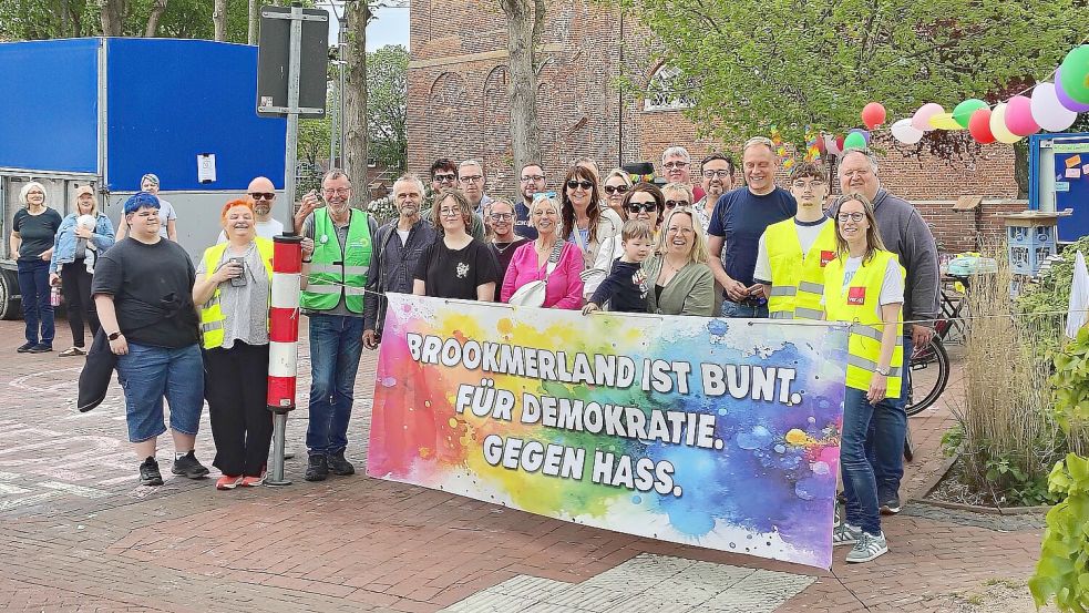 In wechselnder Besetzung warben bei der Kundgebung „Brookmerland ist bunt“ überwiegend Brookmerlander für Vielfalt und Toleranz. Foto: Karin Böhmer