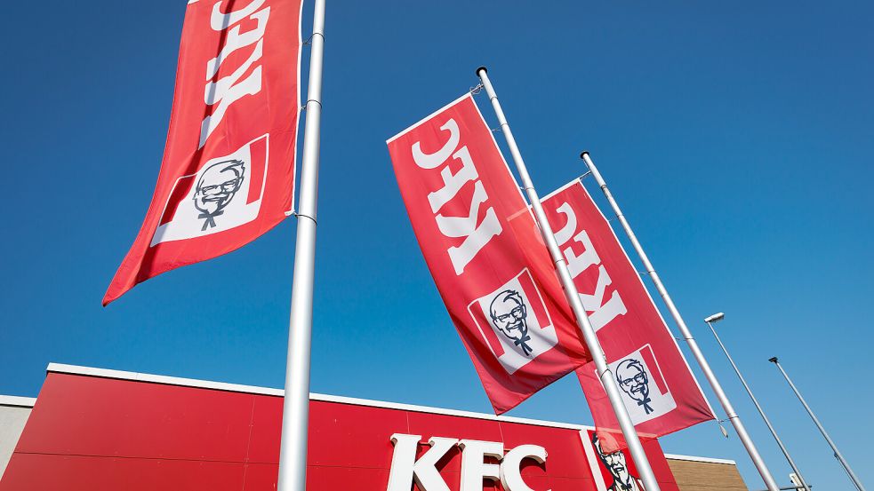 In Emden gibt es eine Filiale des Fast-Food-Riesen Kentucky Fried Chicken (KFC). Sybolfoto: Friso Gentsch/dpa