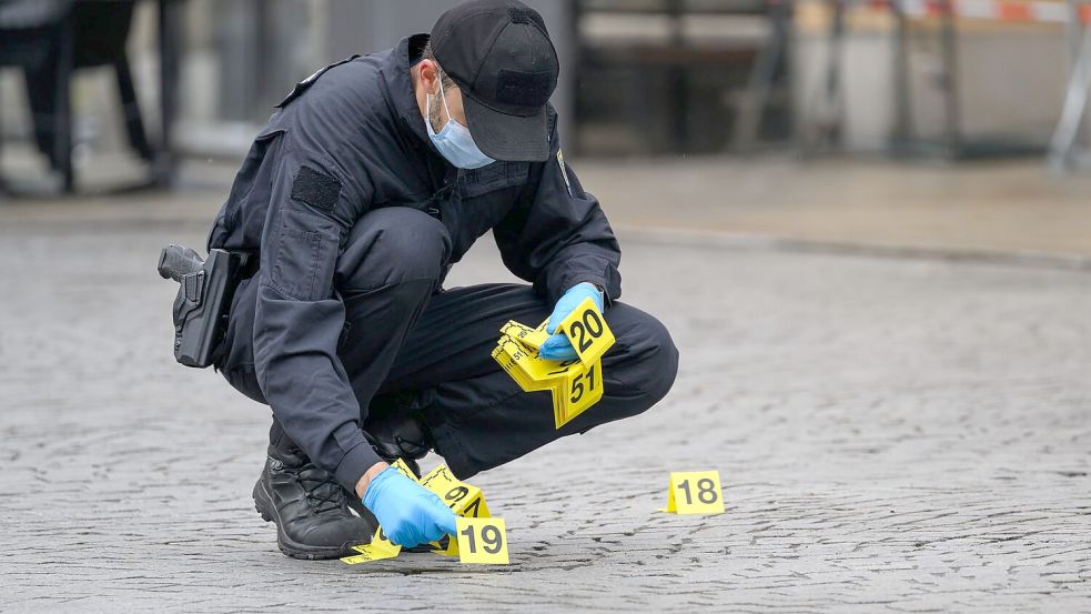 Die Kriminaltechniker untersuchen weiterhin den Tatort. Foto: Hendrik Schmidt