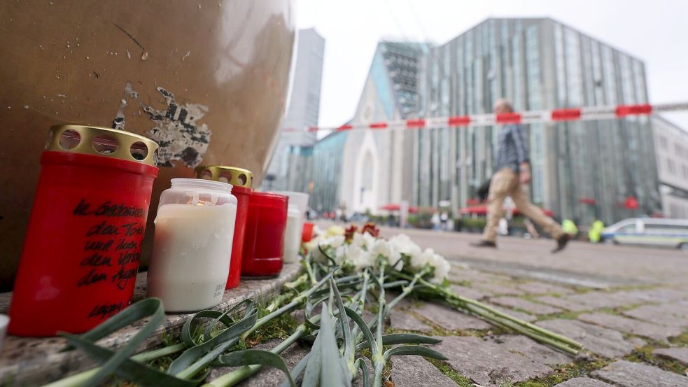 Es wird der Todesopfer gedacht. Foto: Jan Woitas/dpa