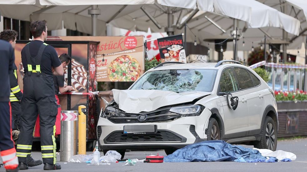 Zwei Menschen sind gestorben, nachdem am Montagabend ein Auto in eine Menschengruppe in Leipzig gefahren ist. Foto: Jan Woitas/dpa