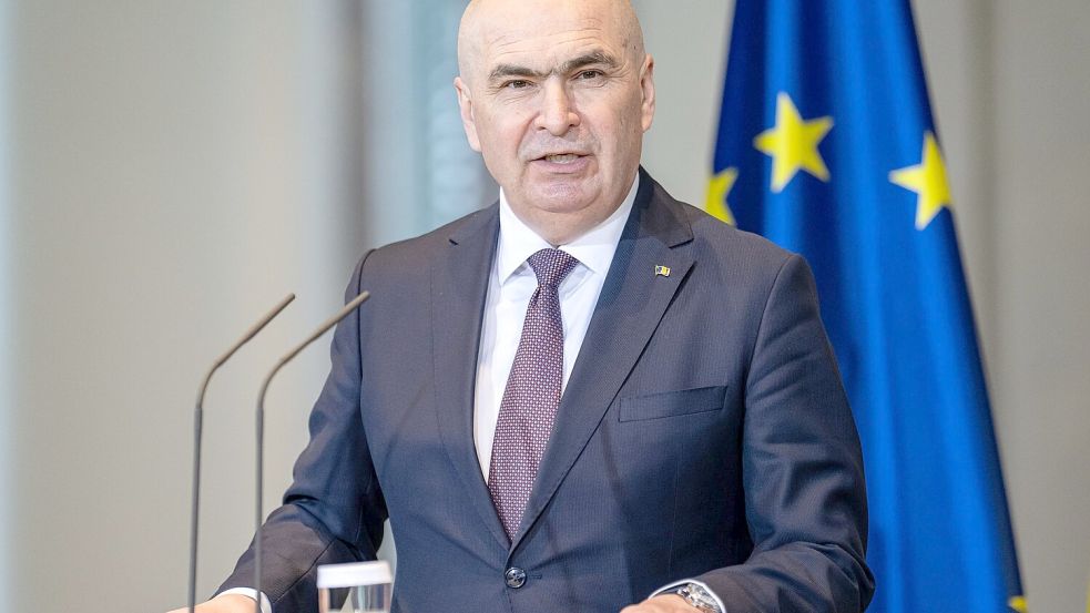 Rumäniens bürgerlich-liberaler Ministerpräsident Ilie Bolojan ist von der sozialdemokratischen und rechtsextremen Opposition wegen seiner Reformpolitik durch ein Misstrauensvorum im Parlament abgesetzt worden. Foto: Fabian Sommer/dpa
