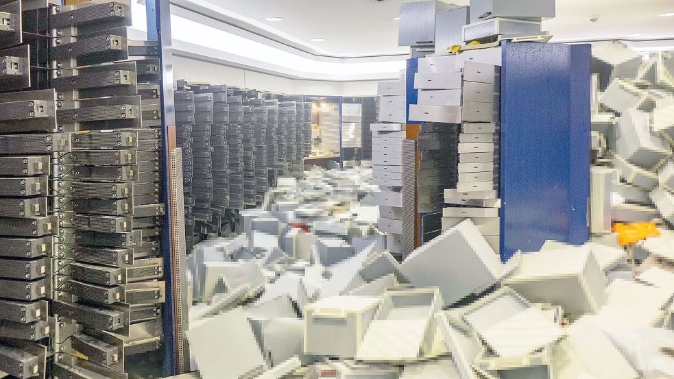 Erste Dokumente aus dem verwüsteten Tresorraum in Gelsenkirchen werden zurückgegeben. Foto: Polizei Gelsenkirchen/dpa