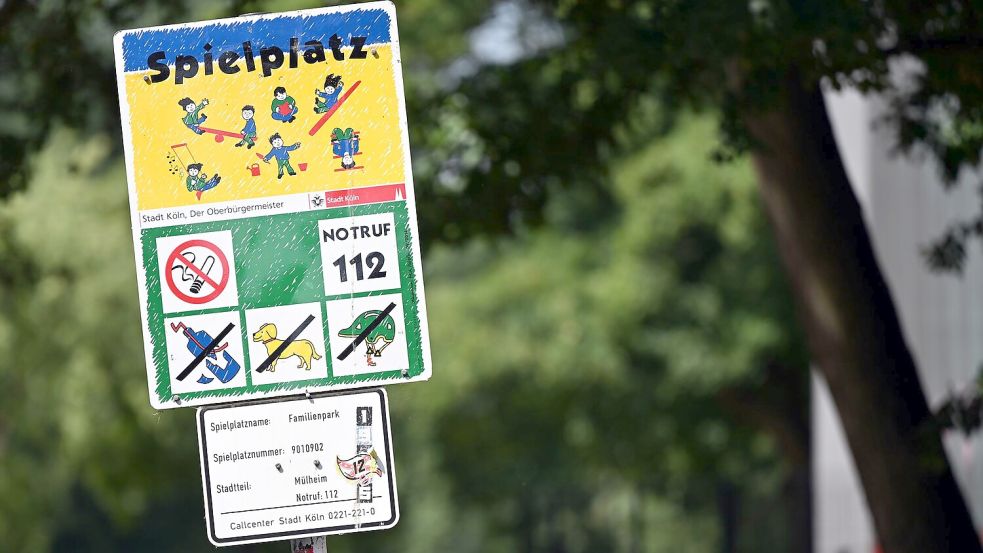 So sehen viele Kölner Spielplatz-Schilder bislang aus - sie sollen erneuert werden. (Archiv) Foto: Federico Gambarini/dpa