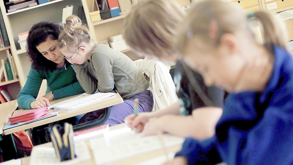 Schulbegleiter, wie hier in Aachen, betreuen auch im Landkreis Aurich Kinder mit Handicaps im Unterricht. Mittlerweile profitieren davon mehr als 1000 Schüler.Foto: DPA
