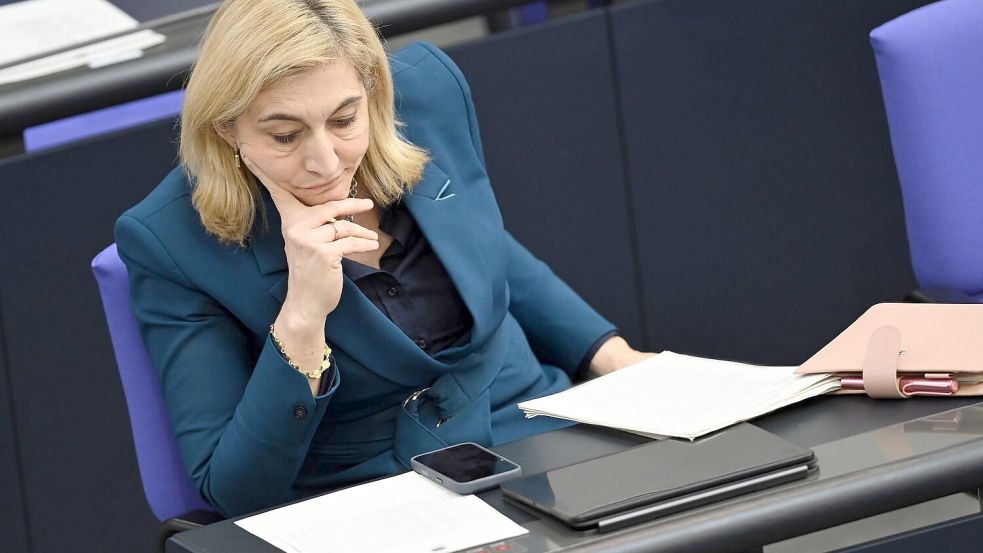 Ministerin Warken kündigte eine Anhebung des Fix-Honorars an. (Archivbild) Foto: Lilli Förter