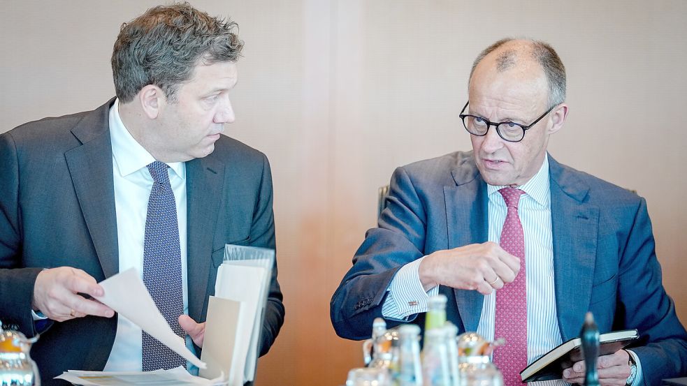 Die Koalition um SPD-Chef Lars Klingbeil (l.) und Kanzler Friedrich Merz (re.) schneidet in den Umfragen nicht besonders gut ab. Foto: dpa | Kay Nietfeld