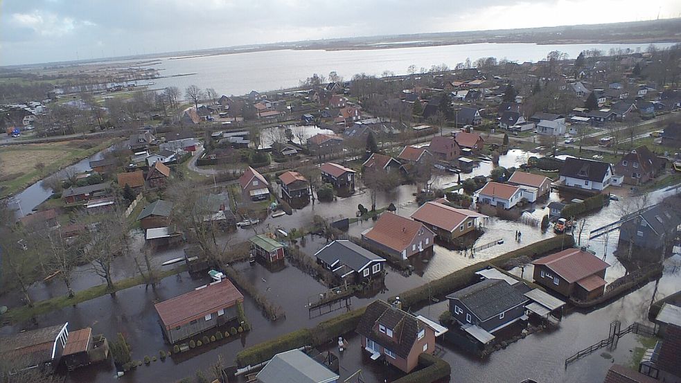 Das war 2022: Weil ein Nebenarm der Wiegboldsburer Riede über die Ufer trat, wurden große Teile des Feriengebietes am Großen Meer überflutet. Foto: Feuerwehr