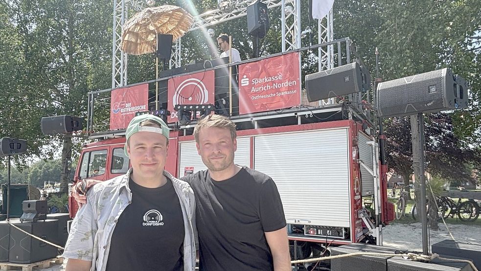 Im Sommer 2025 haben Stephan Adelmund (links) und Christopher Krügerke das zur mobilen Dorfdisko umgebaute Feuerwehrfahrzeug am Badesee in Tannenhausen in Betrieb genommen. Foto: Imke Cirksena
