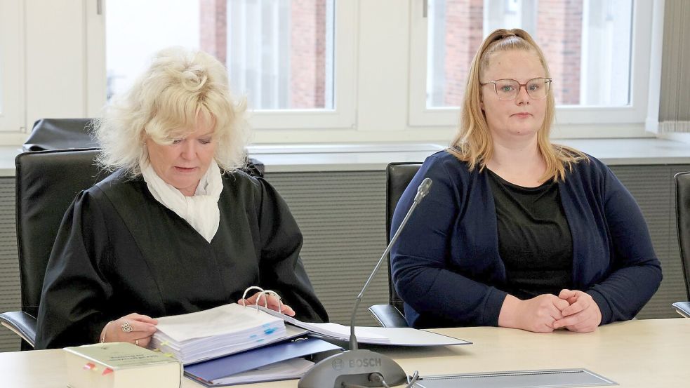 Die Mutter des ermordeten Achtjährigen (r) zeigte sich erneut gefasst im Prozess. Foto: Bernd Wüstneck