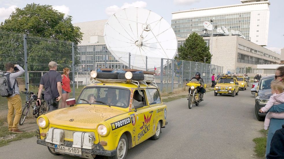 Der Filmemacher Dan Priban fährt mit seinem Trabi am Prager Sendezentrum des öffentlich-rechtlichen Tschechischen Fernsehens (CT) vorbei. (Archivbild) Foto: Michael Heitmann/dpa