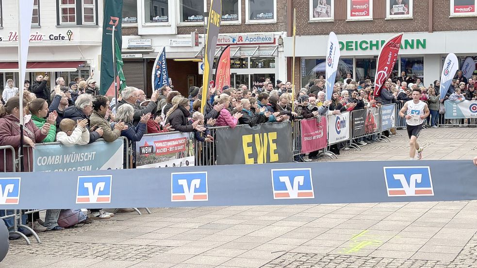 Tim Veith aus Ardorf gewinnt die dritte Ossiloop-Etappe. Foto: Romy Jochens