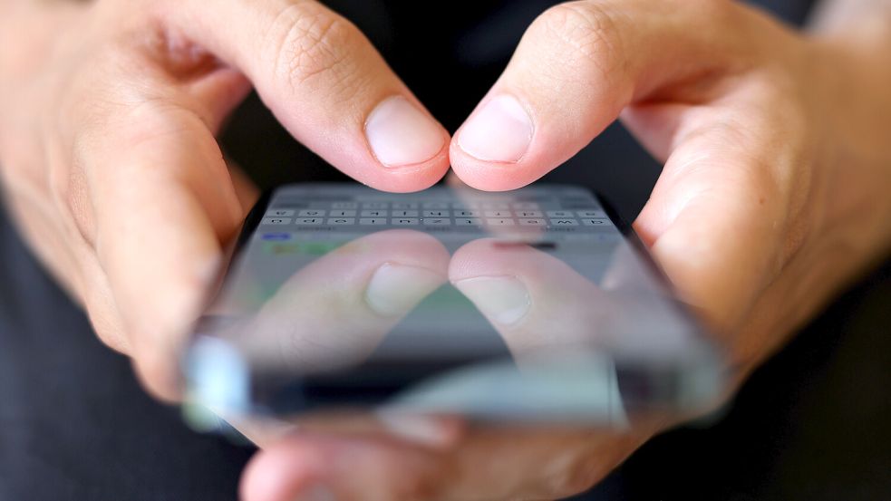 Die spanische Polizei warnt: auf keinen Fall verdächtige QR-Codes scannen. Foto: dpa/Karl-Josef Hildenbrand