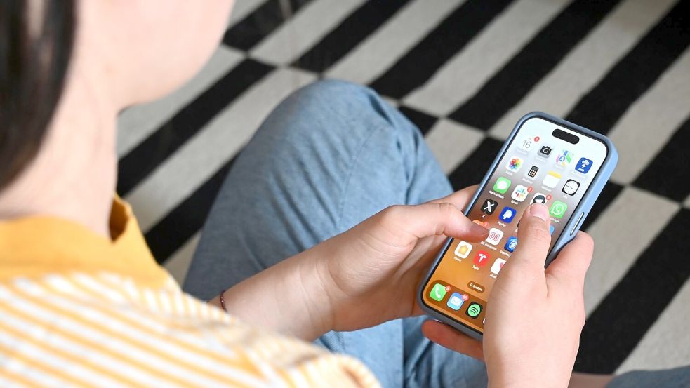 Jugendliche fordern tendenziell statt Verboten eher besseren Schutz auf digitalen Plattformen.(Symbolbild) Foto: Elisa Schu/dpa